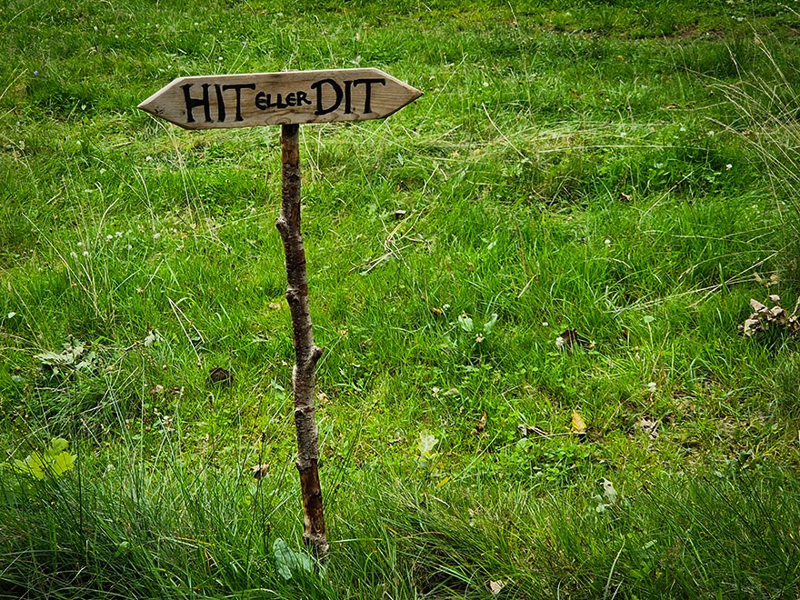 Hit eller dit står det på en skylt i gräset