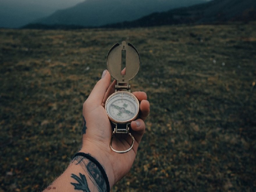 bild på en hand som håller en kompass