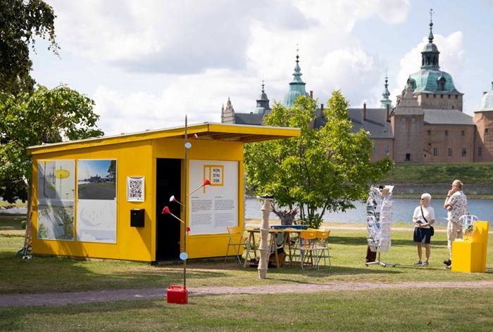 En gul kiosk intill Kalmar slott och vatten.