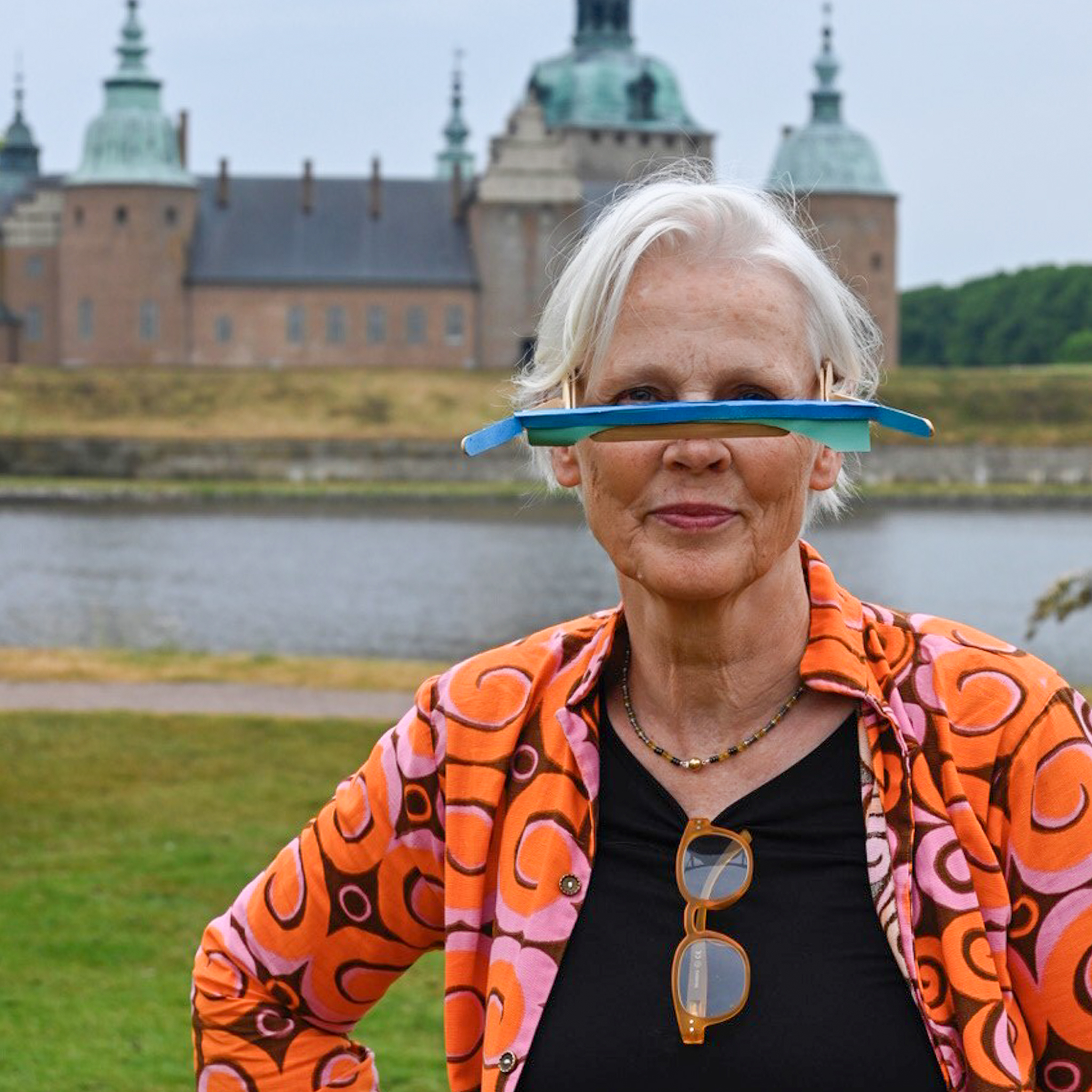 Carola Wingren med glasögon som visualiserar höjda vattennivåer. 