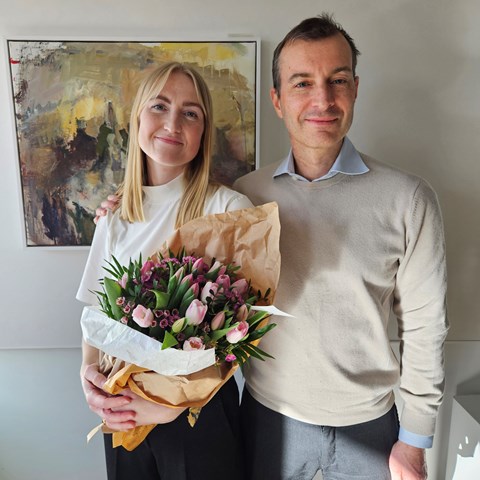 Julia Wahtra med sin opponent Christophe Gouel efter disputationen