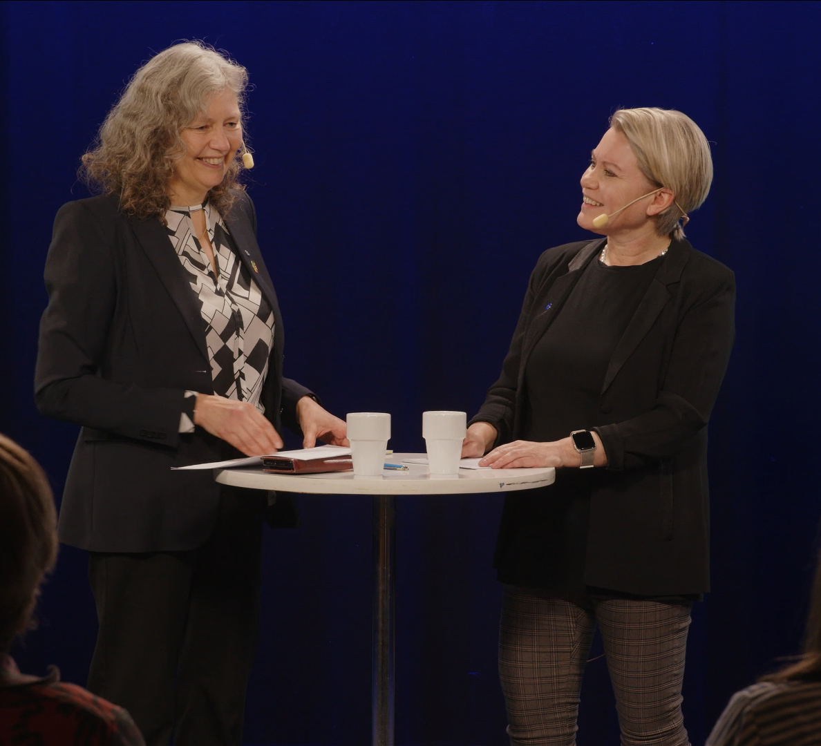 två personer i en studio