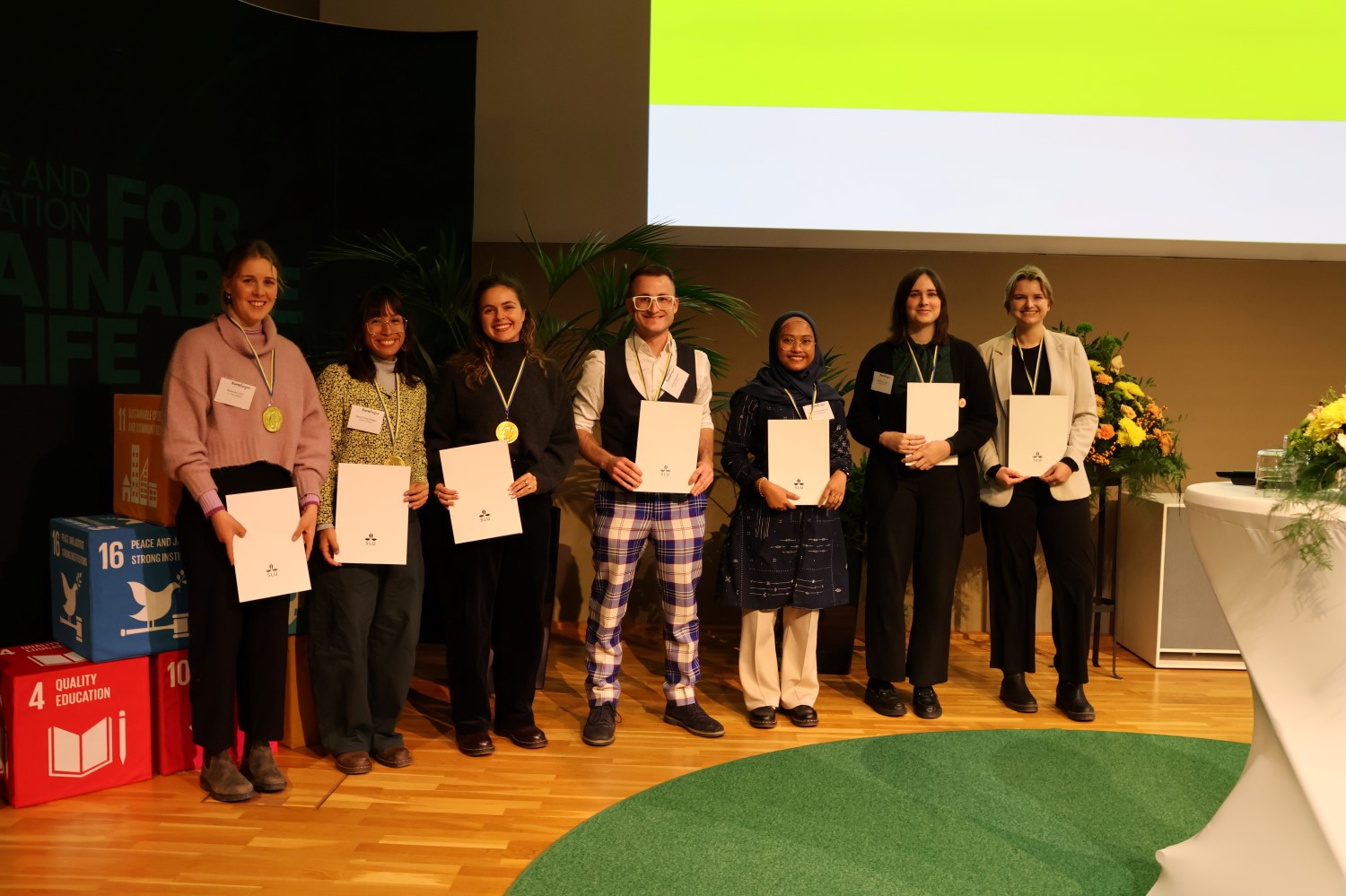 Gruppbild på pristagare ELLS 2025. Fotograf Kim Lifvendahl