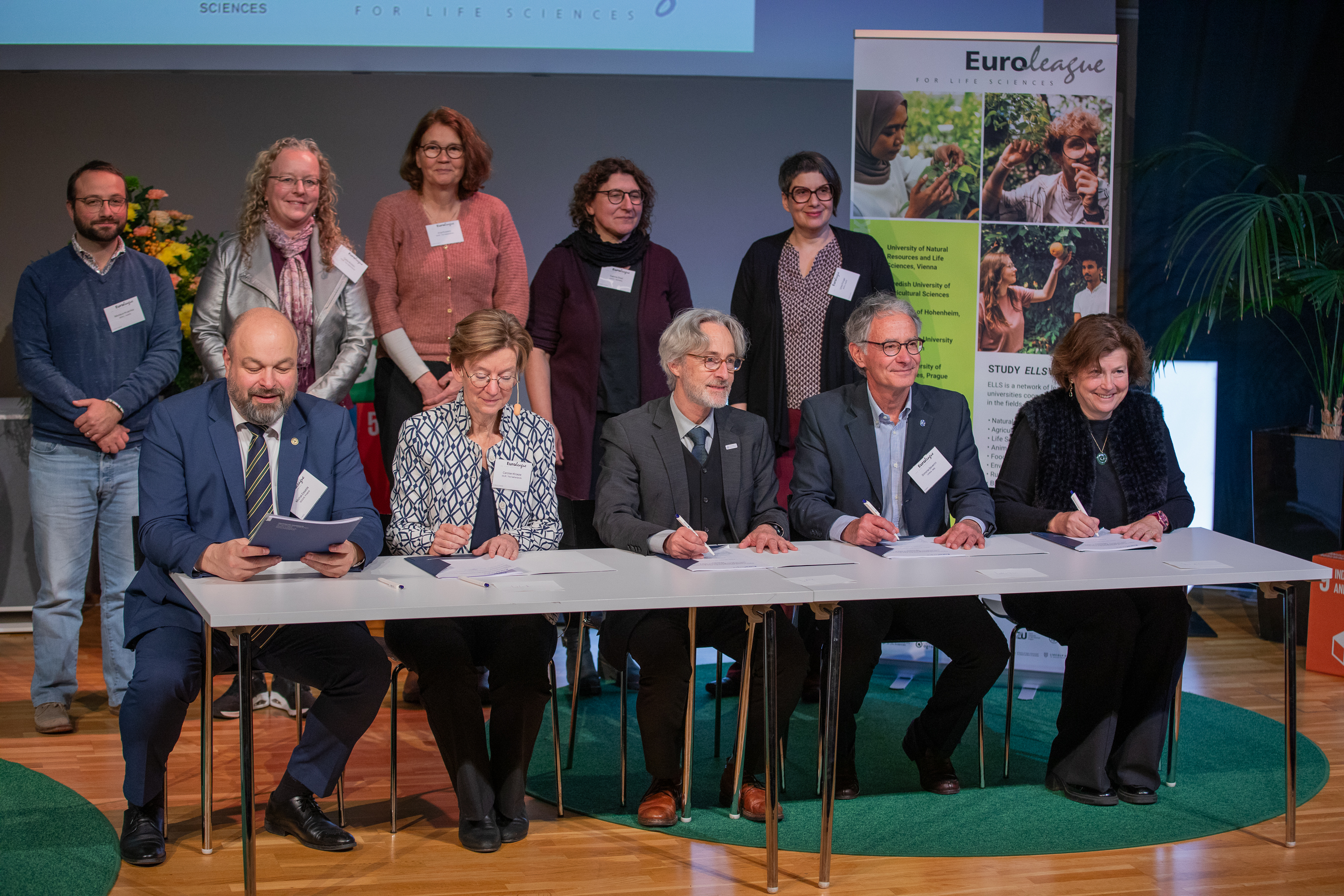 Rektorer som signerar avtal. Fotograf Jenny Svennås-Gillner, SLU