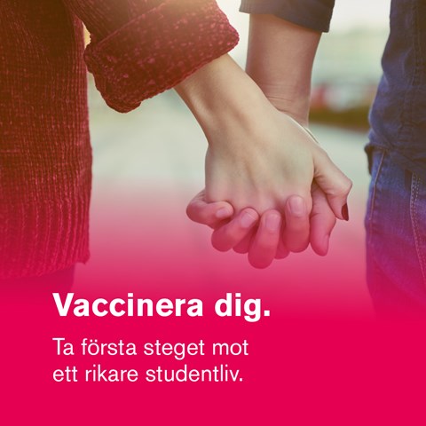 Bild av två personer som håller varann i handen. Hallonröd bakgrundsfärg och texten "Vaccinera dig. Ta första steget mot ett rikare studentliv."