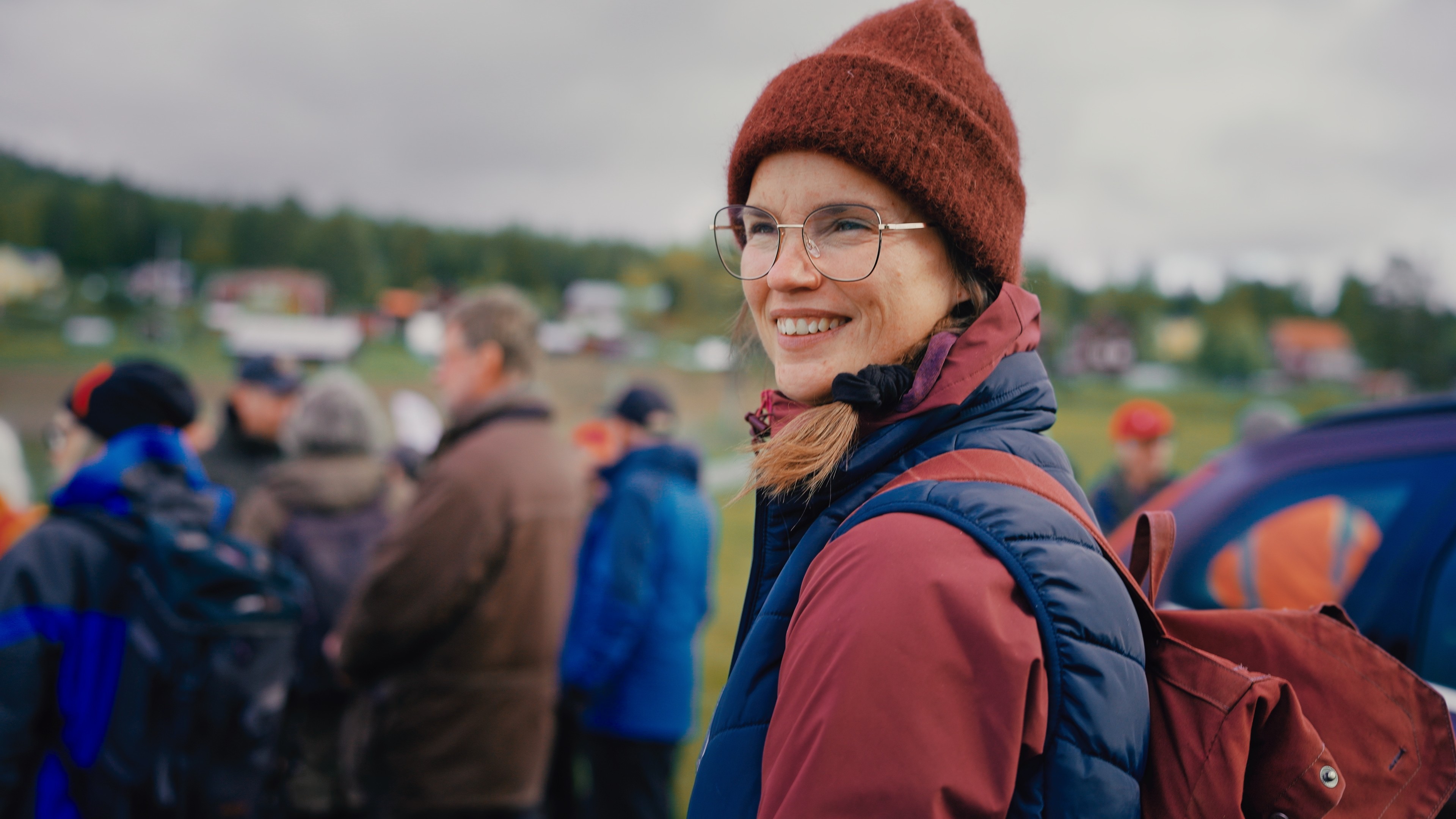 Porträttfoto av en leende Sara Holmgren under en skogsexkursion.