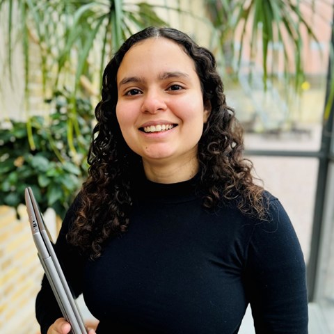 kvinna med laptop i växthus