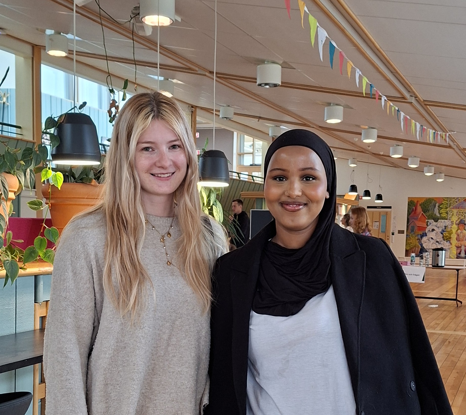 två kvinnliga studenter