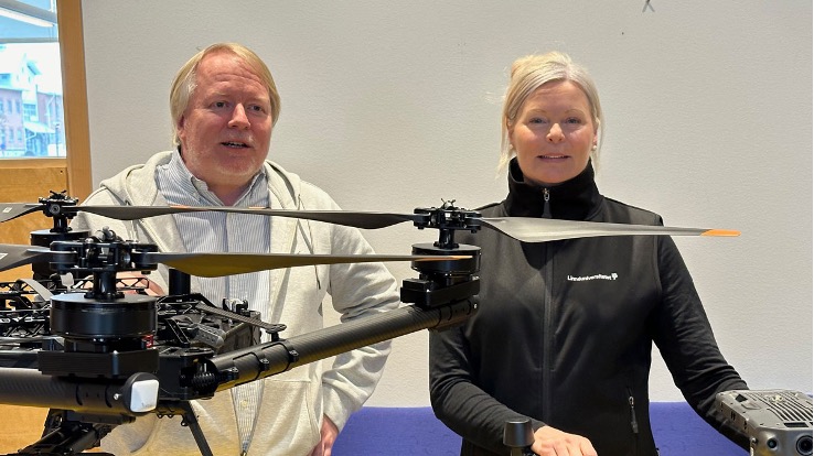 Två personer med drönare