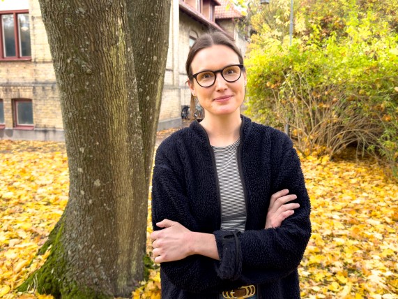 kvinna vid ett träd