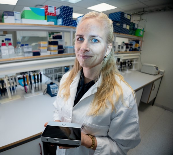 Forskare med en handdator