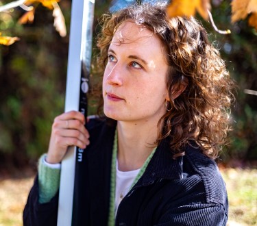 Kvinna med mätsticka