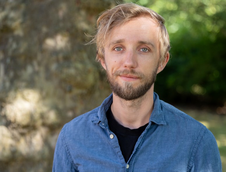 man framför ett träd