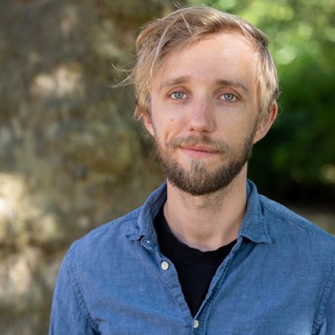 man framför ett träd