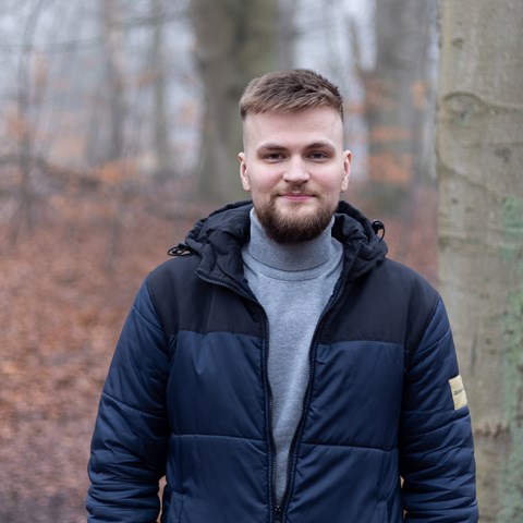 Man står i skogen