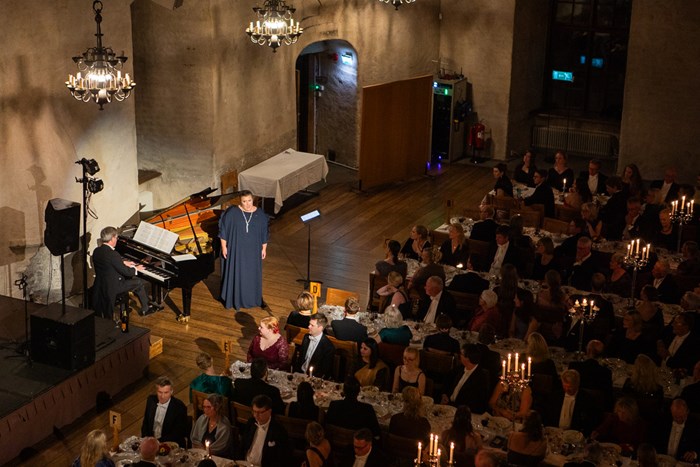 The soprano singer Åsa Jäger entertained the guests at the banquet.