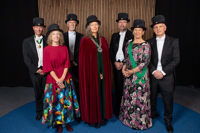 A group picture of the honorary doctors of 2024. All of them festively dressed. In the center of the picture SLU's Vice Chancellor is standing. 