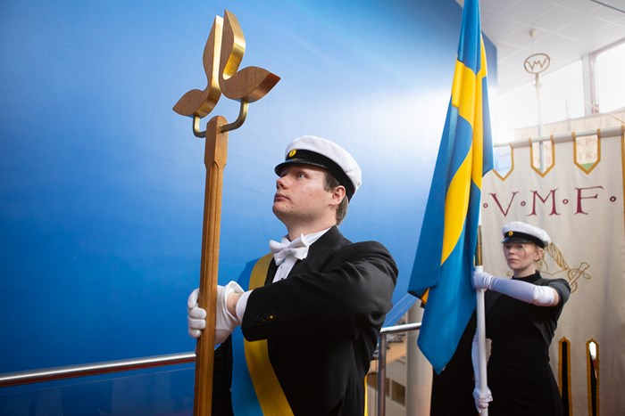 Övermarskalken och studenternas fanborg ledde processionen.