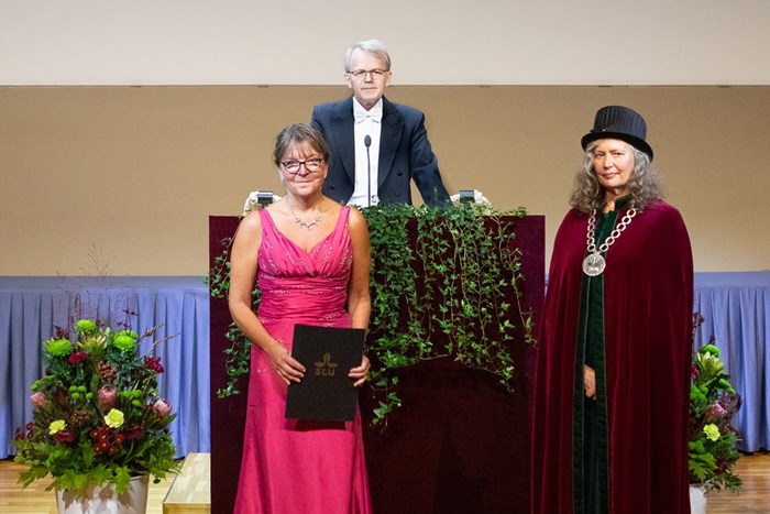 Monika Johansson receives the SLU Educational Award from SLU's Vice Chancellor.