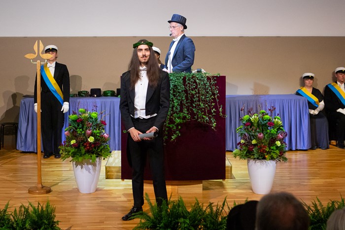 One of the new doctors at the faculty for forest sciences on stage.