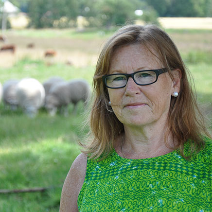 Leende kvinna vid äng