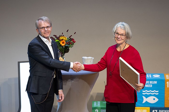 Prorektor Pär Forslund delar ut priset till Anna Richert. Foto: Johan Wahlgren.