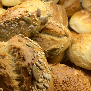 Närbild på brödlimpor. Foto.