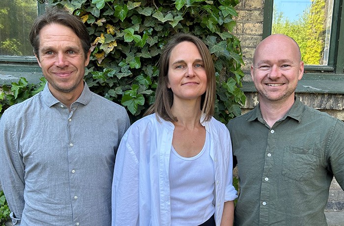Georg, Lina och Kes ser glada ut