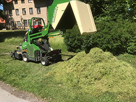 Stor gräsklippare i högt gräs