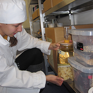 Helen Thompson intill en burk med mjölksyrafermenterade grönsaker. 