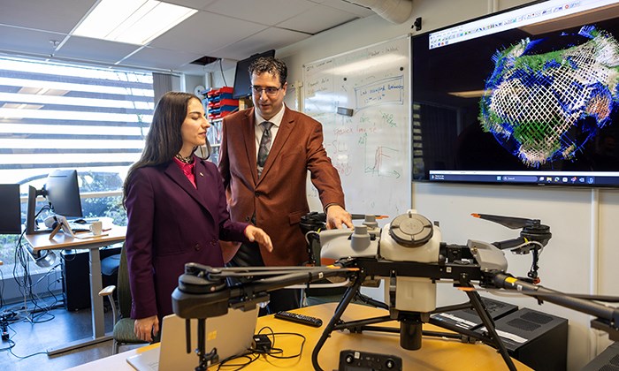 Miljöminister Romina Pourmokhtari och Ruben Valbuena.