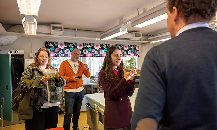 Miljöminister Romina Pourmokhtari besöker Wallenerg Green House på SLU.