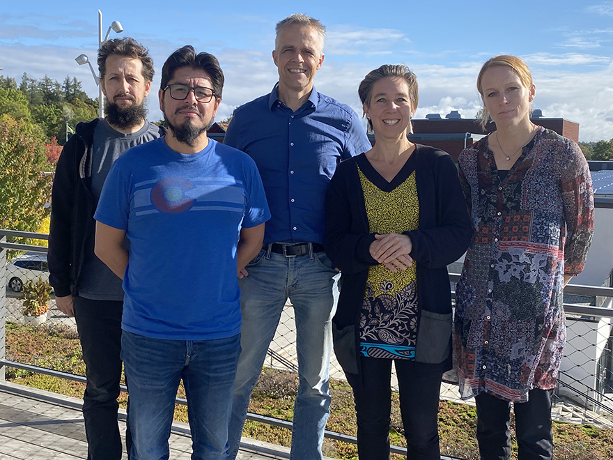 Grupp med fem personer utomhus