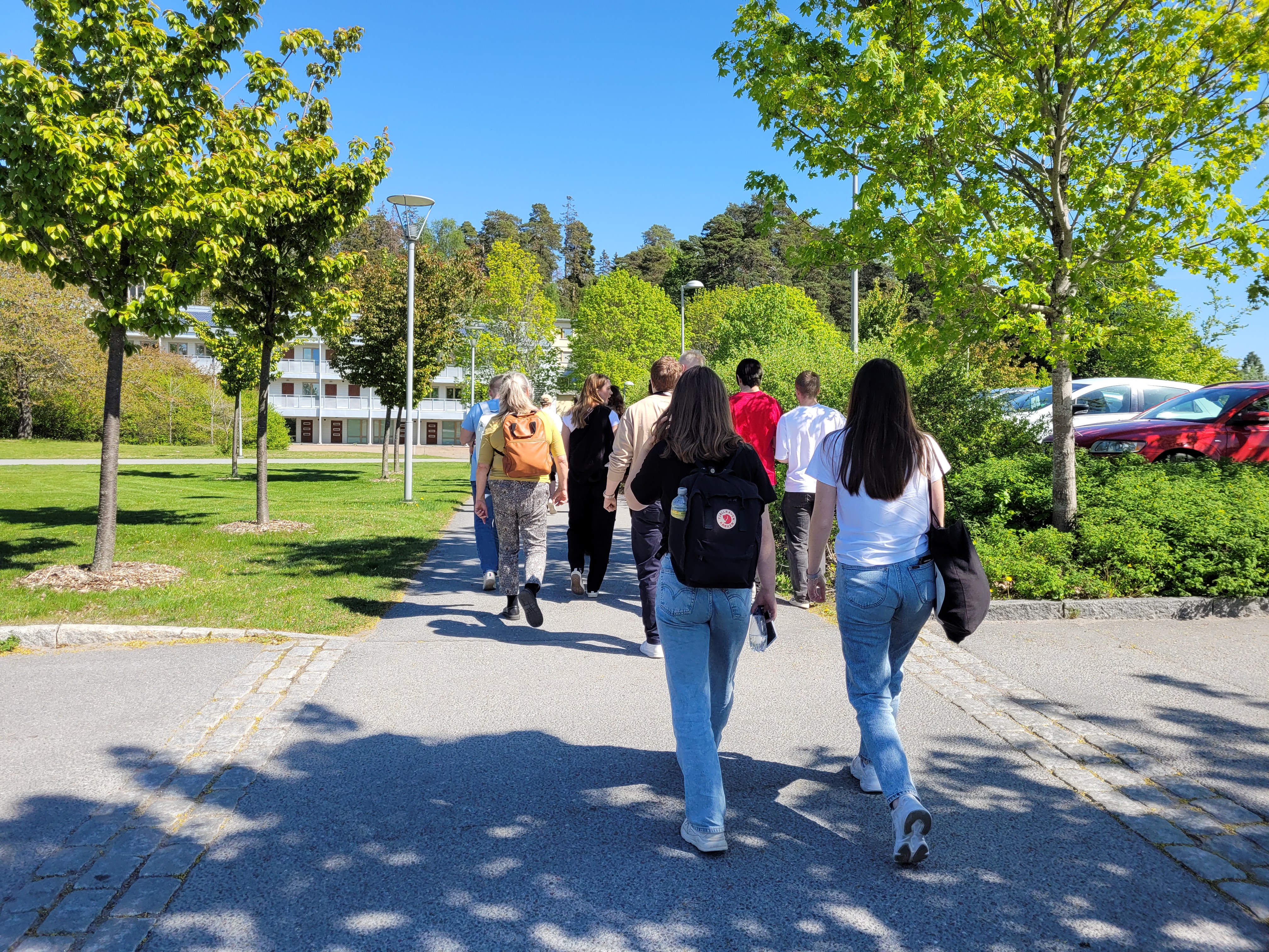 Gymnasieelever bakifrån på rundvandring