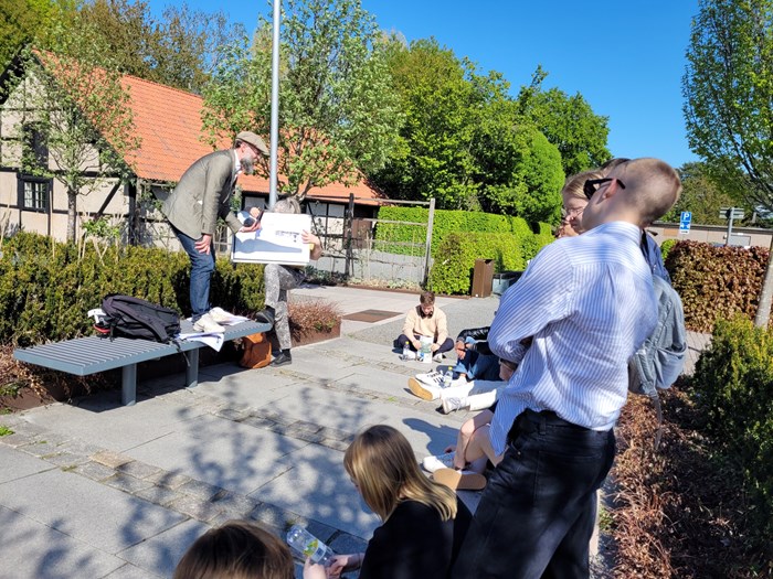 Elever på en föreläsning ute