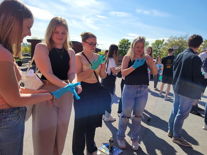Elever sätter på plasthandskar