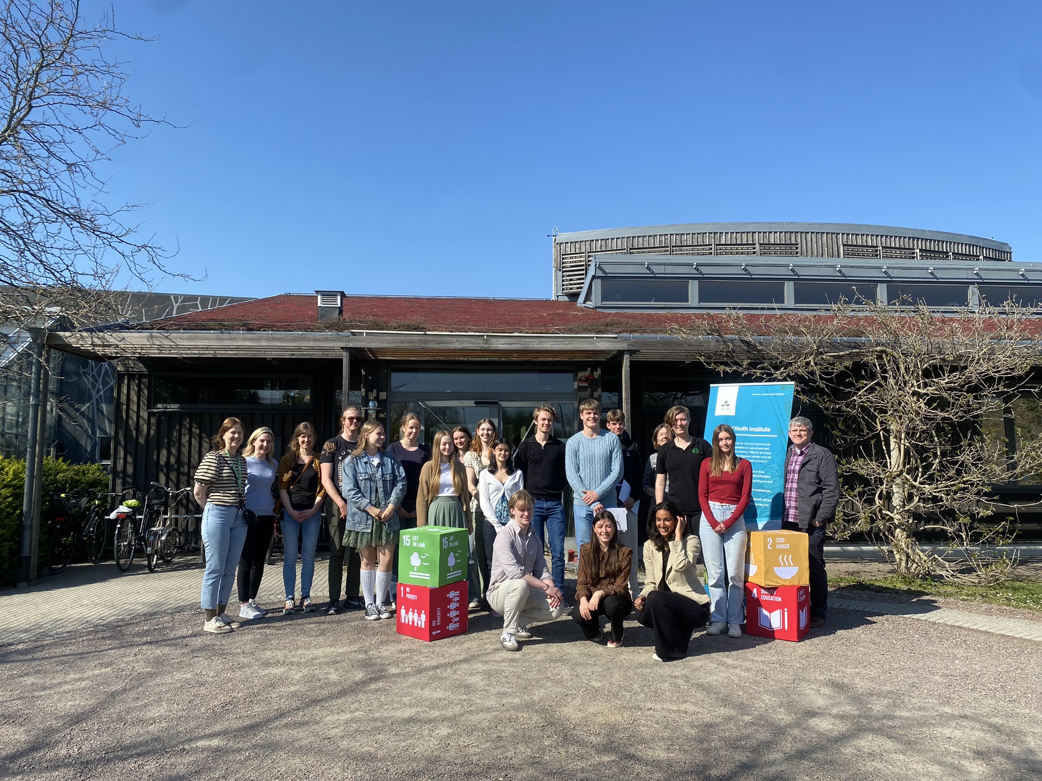 Group picture with SDG cubes in front of building