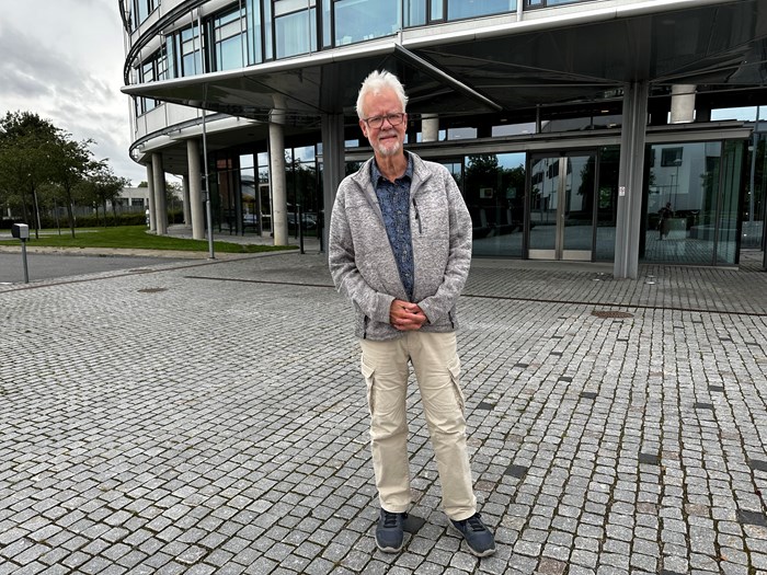 Veterinär Peter Forssberg står framför en byggnad på SLU:s campus.