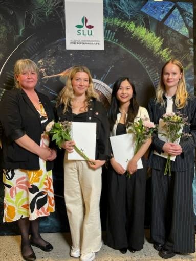 Tre stipendiater står med diplom i hand