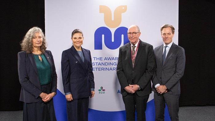 SLU:s rektor Maria Knutson Wedel, H.K.H. Kronprinsessan Victoria, professor Henrik Elvang Jensen från Köpenhamns universitet - 2025 års pristagare av Stora forskningspriset i veterinärmedicin samt David Haak, vd för Agria. 
