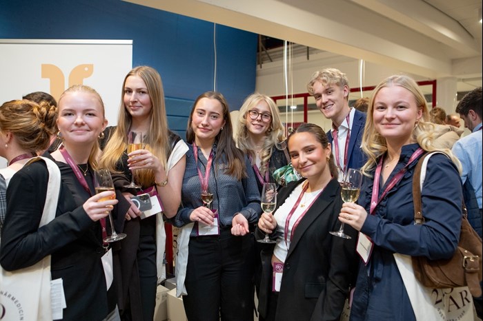 Studenter minglar i foajén efter prisutdelningen