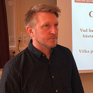 SLU researcher (a man) present a research project at a conference. Photo.