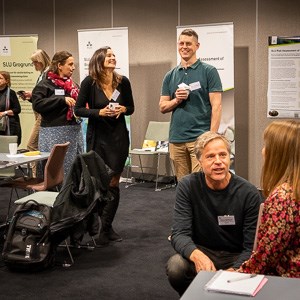 Leende människor i ett konferenserum. Foto.