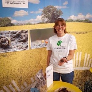 En kvinna håller fram sin hand med daggmaskar i. Foto.