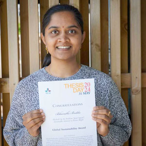 A woman is holding a diploma. Photo.