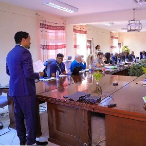 Several persons around a table. Photo.