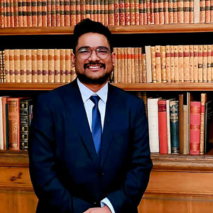 En man i ett bibliotek. Foto.