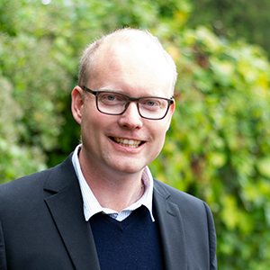 Porträttfoto av en man utomhus. Foto.