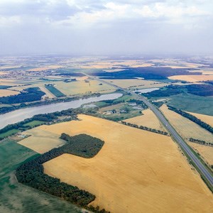 Ett jordbrukslandskap med många fält från ovan. Foto.