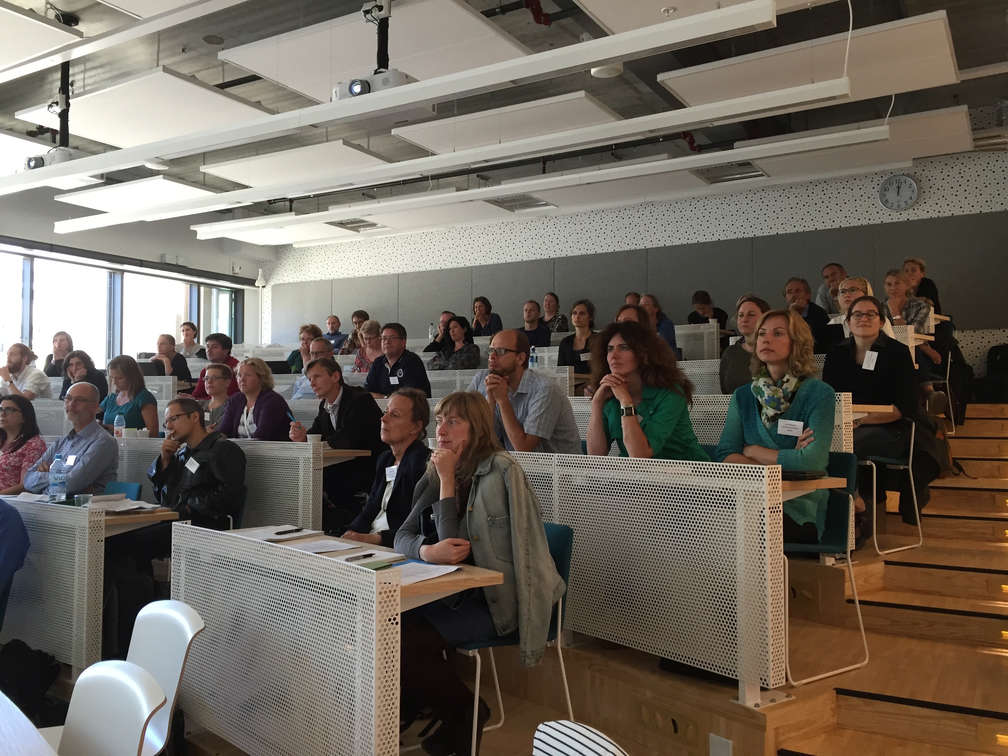 Personer i en föreläsningssal, foto.